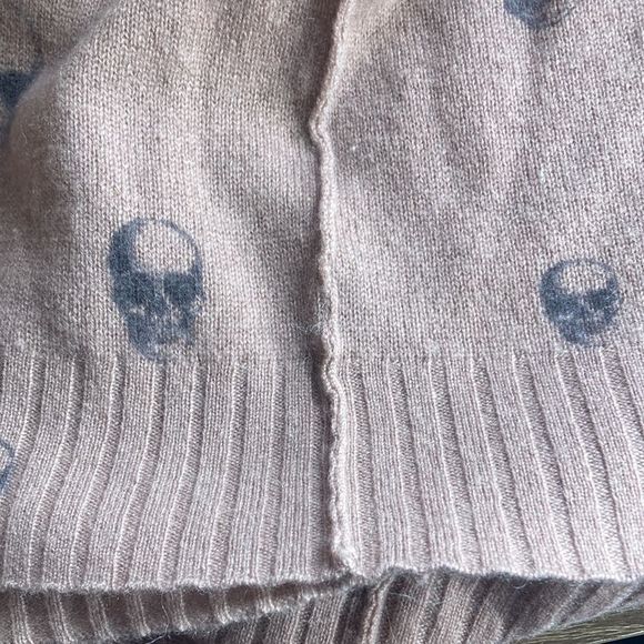 360 CASHMERE Skull Print Vneck Cashmere Sweater Size XS Blush Pink - Picture 9 of 12